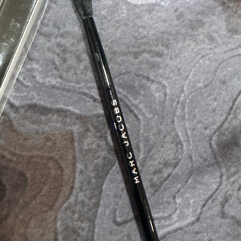 Marc Jacobs Sleek Black Makeup Brush The Shadow 22